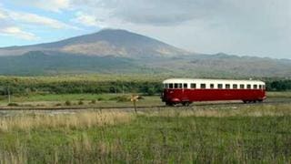 Gespannt wartet man dann während der Fahrt auf den Moment, an dem man ihn das erste Mal sieht: Den mächtigen Vulkan, der der Bahn ihren Namen gab: Circumetnea, rund um den Ätna.