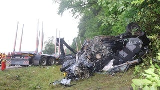 Bei einem Unfall mit einem Lkw auf der B492 ist am Donnerstagmorgen ein 18-Jähriger schwer verletzt worden.