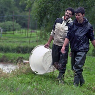Fischwirt-Azubis Yassir und Severin bei der Arbeit
