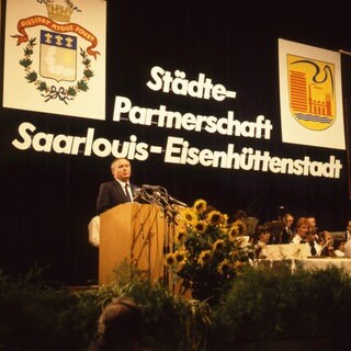 Saarlouis. Festakt anlässlich der Städteparnerschaft mit Eisenhüttenstadt (DDR) 1986, Oskar Lafontaine am Rednerpult