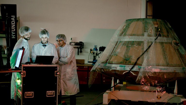 Mitarbeiter der Exploration Company mit der Raumkapsel NYX.