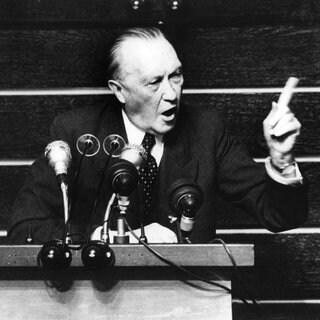 Bundeskanzler Konrad Adenauer hält am 03.12.1952 im Bonner Bundestag eine Rede. 