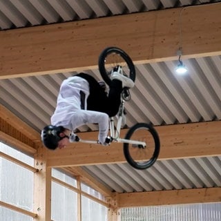 BMX-Trainingshalle in Birresborn - Tom Clemens bei einer spektakulären Übung
