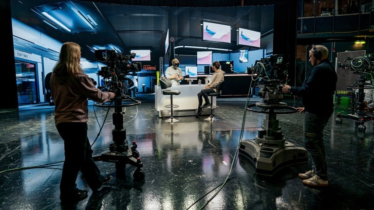 SWR Baden-Baden Studio 6: Multicam-Live-Switch zwischen drei getrackten Kameras in Kombination mit dem neuesten Tracking-System Ocellus von Sony.