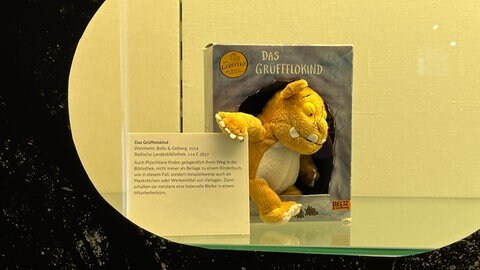 In der Ausstellung "Sesam, öffne dich!" in der Badischen Landesbibliothek ist auch ein Grüffelokind-Stofftier zu sehen.