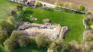 Der Sportplatz des SC Lehr in Ulm mit einem tiefen Krater. Unter dem Spielfeld befindet sich eine historische Festungsanlage.