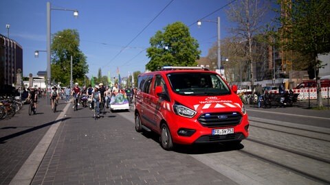 Die Verkehrsaufsicht der VAG fährt zusammen mit der Polizei vor dem Fahrrad-Demonstrationszug von Fridays vor Future zur Kontrolle her