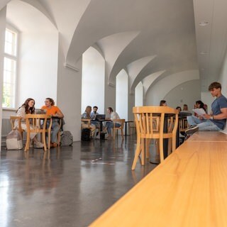 Studierende in der Pausenhalle der Pädagogischen Hochschule in Weingarten