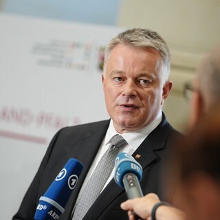 Der rheinland-pfälzische Ministerpräsident Gordon Schnieder (CDU) wird interviewt.