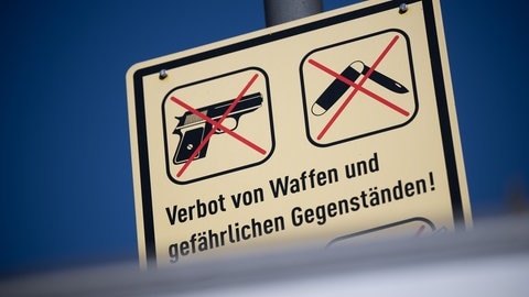 Ein Schild, das auf eine Waffenverbotszone hinweist