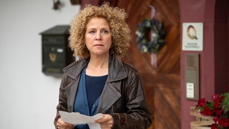 Bea (Christiane Brammer) vor dem Fallerhof