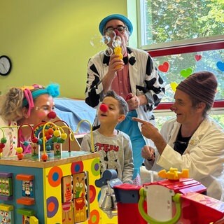 Die Clowndoktoren sorgen für gute Laune bei den Kindern am Westpfalz-Klinikum in Kaiserslautern.