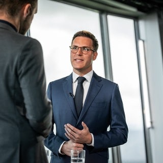 SWR Aktuell-Moderator Georg Bruder im Sommerinterview mit dem baden-württembergischen Innenminister und Vize-Ministerpräsidenten Manuel Hagel (CDU).