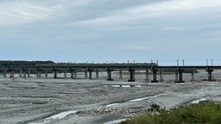 An der Ostküste Taiwans – die Bahnlinie führt über unzählige Brücken. 