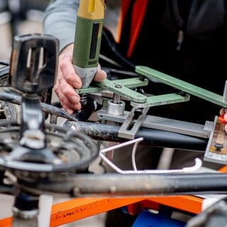 Ein Mitarbeiter des Allgemeinen Deutschen Fahrrad-Club (ADFC) codiert ein Fahrrad, um es vor Diebstahl zu schützen. 