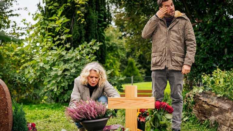 Kati (Christiane Bachschmidt) und Andreas (Ralph Gassmann) an Evas Grab.