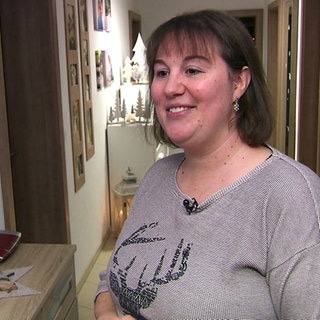isa Rauh aus Aitrach zeigt ihr weihnachtlich geschmücktes Haus. Sie steht im Hausflur.