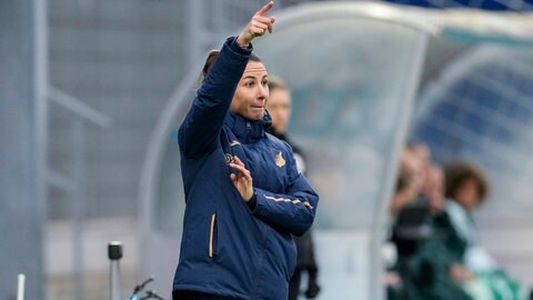 Eva-Maria Virsinger (neue Trainerin bei der TSG Hoffenheim) gibt Anweisungen an der Seitenlinie