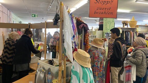 Der Ruhango-Markt Landau. Viel los im vereinsbetriebenen Second-Hand-Kaufhaus.