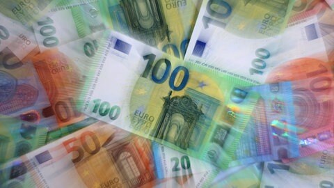 Verschiedene Euro-Banknoten liegen auf einem Tisch.