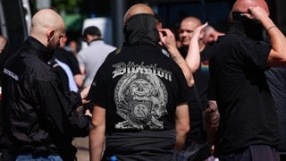 Extremisten auf einer Demo. (Symbolbild)