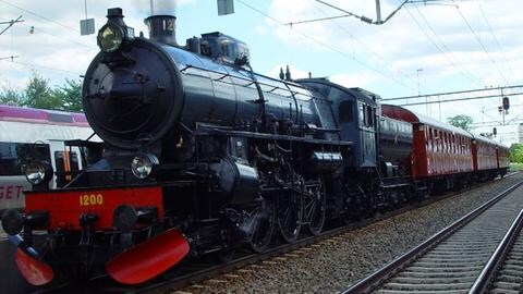 Hier bekamen wir die "Statens Järnväger"-Dampflok 1200 F von 1914 vor den Zug gespannt. Diese Lok ist auch der "König der Lokomotiven", weil sie die Lokomotive der Königszüge war