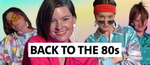 SWR1 Back to the 80s - eine junge Frau in 4 typischen Outfits der 80er Jahre: Aerobic Dress, mit großer gelbgefärbter Brille, im Jumpsuit und mit verstrubbelter Langhaar-Frisur