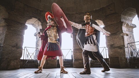 Der Besucherführer ist verkleidet als Zenturio, ein Offizier aus der römischen Armee. Er steht im Obergeschoss der Porta Nigra. 