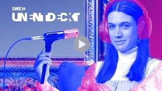 Host Sissy mit Kopfhörern und Standmikro. Blau-rosa-weiß gefärbtes Keyvisual des Podcasts mit dem Titel "Unentdeckt".