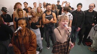 Das Ensemble des Musicals WE WILL ROCK YOU bei den Gasangsproben.