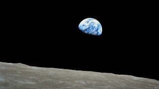 Ansicht des Planeten Erde vom Mond aus im Weltraum am 24. Dezember 1968 fotografiert. Die Apollo-8-Crew – Frank Borman, James Lovell und William Anders –wurde am 21. Dezember 1968 auf einer Saturn-V-Rakete gestartet, umkreiste den Mond zehnmal und kehrte am 27. Dezember 1968 zur Erde zurück. Die Astronauten waren die ersten, die die Erde aus dem Weltraum fotografierten. 