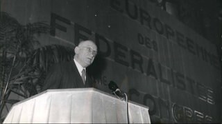Robert Schuman im Januar 1955 bei einer Rede in Paris. Kurz darauf hielt er eine Rede im Schloss Ludwigsburg und plädierte dort für eine Europa-Armee