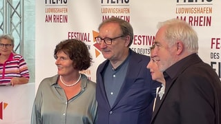 Schauspieler Rainer Bock (Mitte) auf dem "roten Teppich" beim Filmfestival Ludwigshafen. Bock hat den Preis für Schauspielkunst erhalten. 