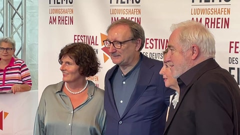 Schauspieler Rainer Bock (Mitte) auf dem "roten Teppich" beim Filmfestival Ludwigshafen. Bock hat den Preis für Schauspielkunst erhalten. 
