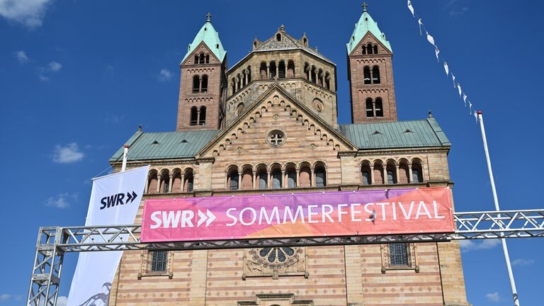 Die SWR Festivalmeile und Festivalbühne auf den SWR Sommerfestival in Speyer.