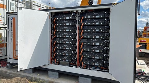 Jeder der 150 Container ist mit einzelnen Akkus bestückt.