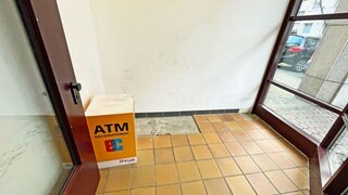 In Mainz wurde ein kompletter Geldautomat gestohlen. Der Raum ist jetzt leer.