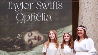 Fans von Taylor Swift posieren vor dem Gemälde der Ophelia im Museum Wiesbaden.