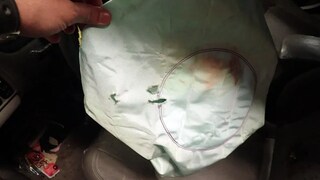 Takata-Airbag mit Löchern und rötlichen Spuren. Die gefährlichen Airbags wurden in Millionen Fahrzeugen verbaut.