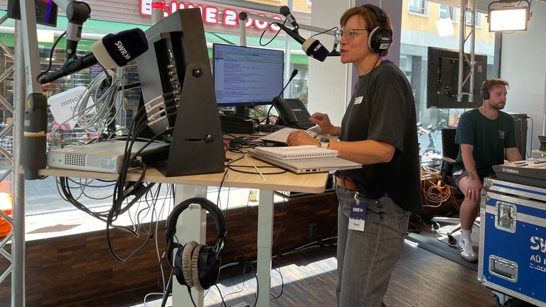 Sabine Geipel liest im SWR PopUp-Studio in Mainz Wirtschaftsmeldungen vor.