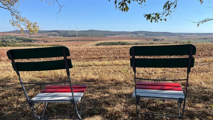 Aussicht von der Pfälzerwaldvereins-Hütte in Steinbach am Donnersberg im September.