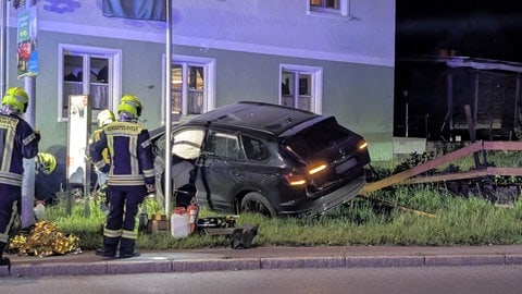 Mit dem Auto gegen die Hauswand eines Gasthofs - der Fahrer war alkoholisiert.