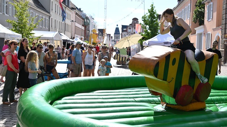 Die SWR Festivalmeile und Festivalbühne auf den SWR Sommerfestival in Speyer.