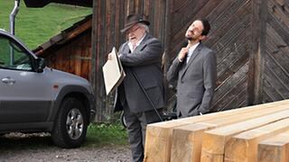 Hermann und Albert stehen herausgeputzt an der Fallermühle