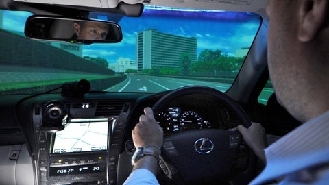 In einem Fahrsimulator wurde untersucht, welchen Einfluss Musik auf die empfundene Reiseübelkeit hatte. Fröhliche Musik scheint die Symptome zu reduzieren. 