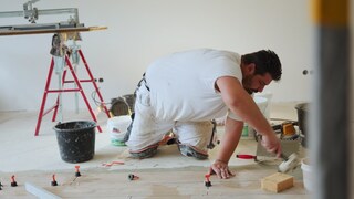 Handwerker Domenico beim Arbeiten.