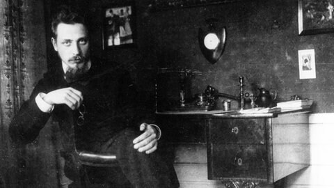 Der Dichter Rainer Maria Rilke sitzt in seinem Büro