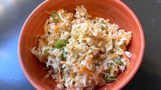Apfel-Spitzkohl-Salat im Asia-Style
