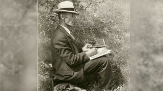 Hermann Hesse malend in der Natur, 1937