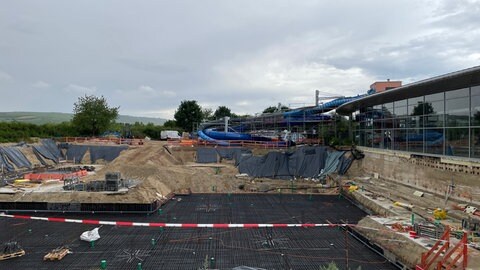 Neben der Rheinwelle ist das Loch für das neue Schwimmbecken bereits ausgehoben.